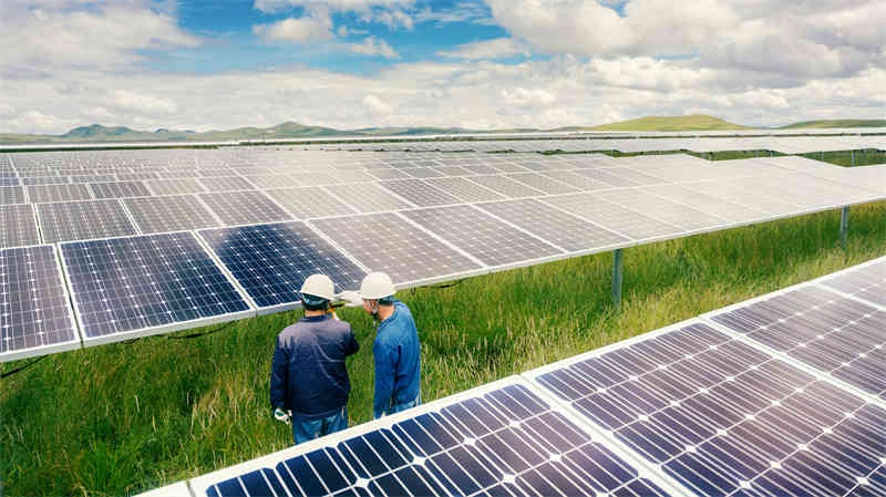 Apple_double-the-number-of-its-Chinese-suppliers-to-renewable-energy_people-and-solar-power_10282021_big.jpg.large.jpg