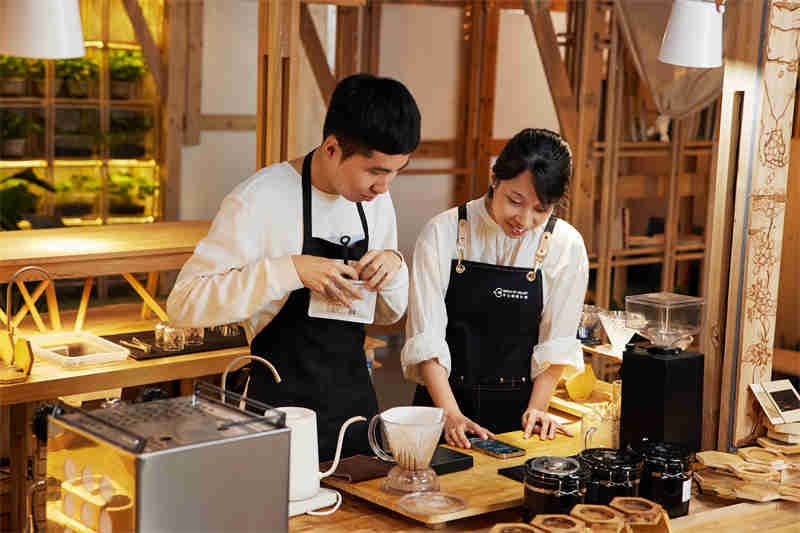Apple-Accessibility-Helps-Barista-Brew-More-Opportunities_Weilin-making-coffee-with-partner_12032021.jpg