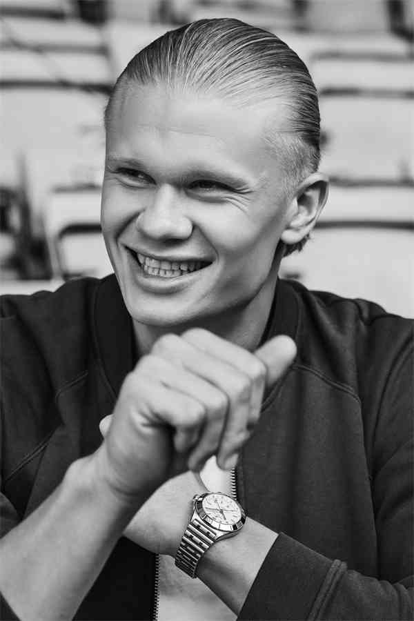 01 埃爾林·哈蘭德(Erling Haaland)佩戴百年靈機(jī)械計(jì)時(shí)雙時(shí)區(qū)自動(dòng)機(jī)械腕表40_副本.jpg