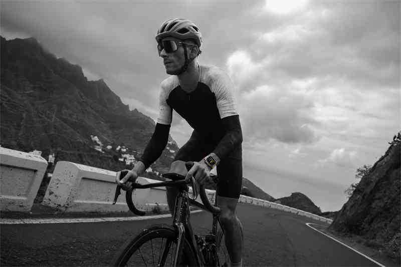 Apple-Watch-Ultra-2-lifestyle-cycling-230912_big.jpg.large.jpg