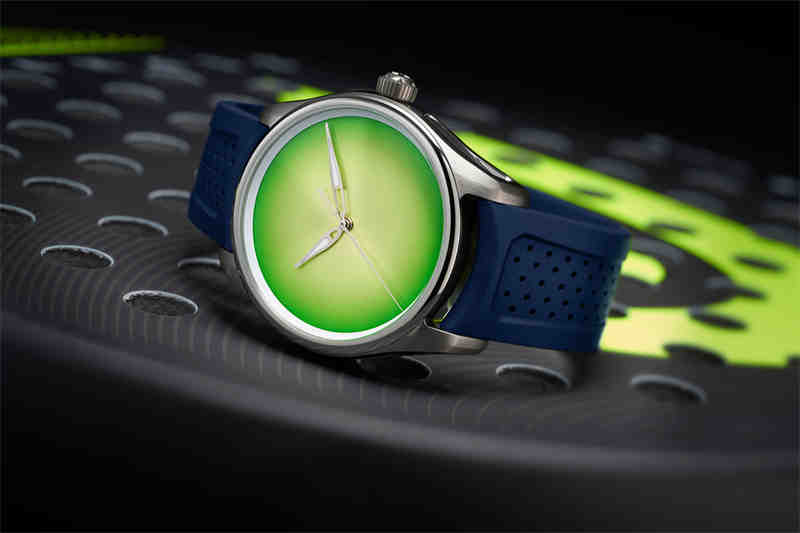 HMoser_3201-1204_Pioneer_CentreSeconds_Citrus__Lifestyle_side_racket.jpg