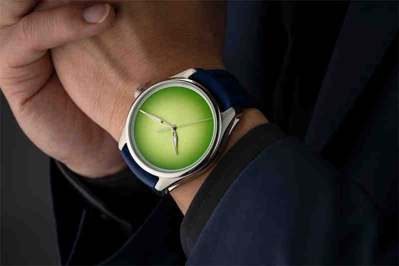 HMoser_3201-1204_Pioneer_CentreSeconds_Citrus__Lifestyle_Wristshot_present_suit_hands.jpg