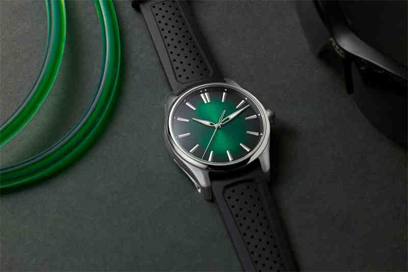 HMoser_3201-1201_Pioneer_CentreSeconds_CosmicGreen_40mm__Lifestyle_flat_close.jpg