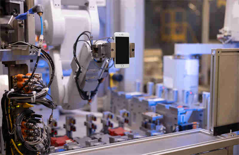 Apple-environmental-innovations-disassembly-robot-Daisy_inline.jpg.large.jpg