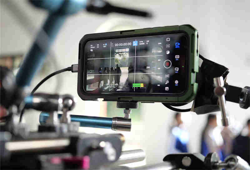 Apple-The-USB-C-Connection-on-iPhone-15-Pro_big.jpg.large.jpg