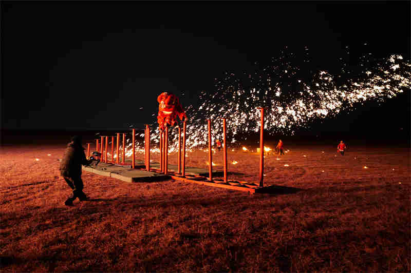 Apple-The-Crew-Captures-The-Intricate-Moves-of-The-Lion-Dancers-At-Night-on-iPhone-15-Pro-Max_inline.jpg.large.jpg