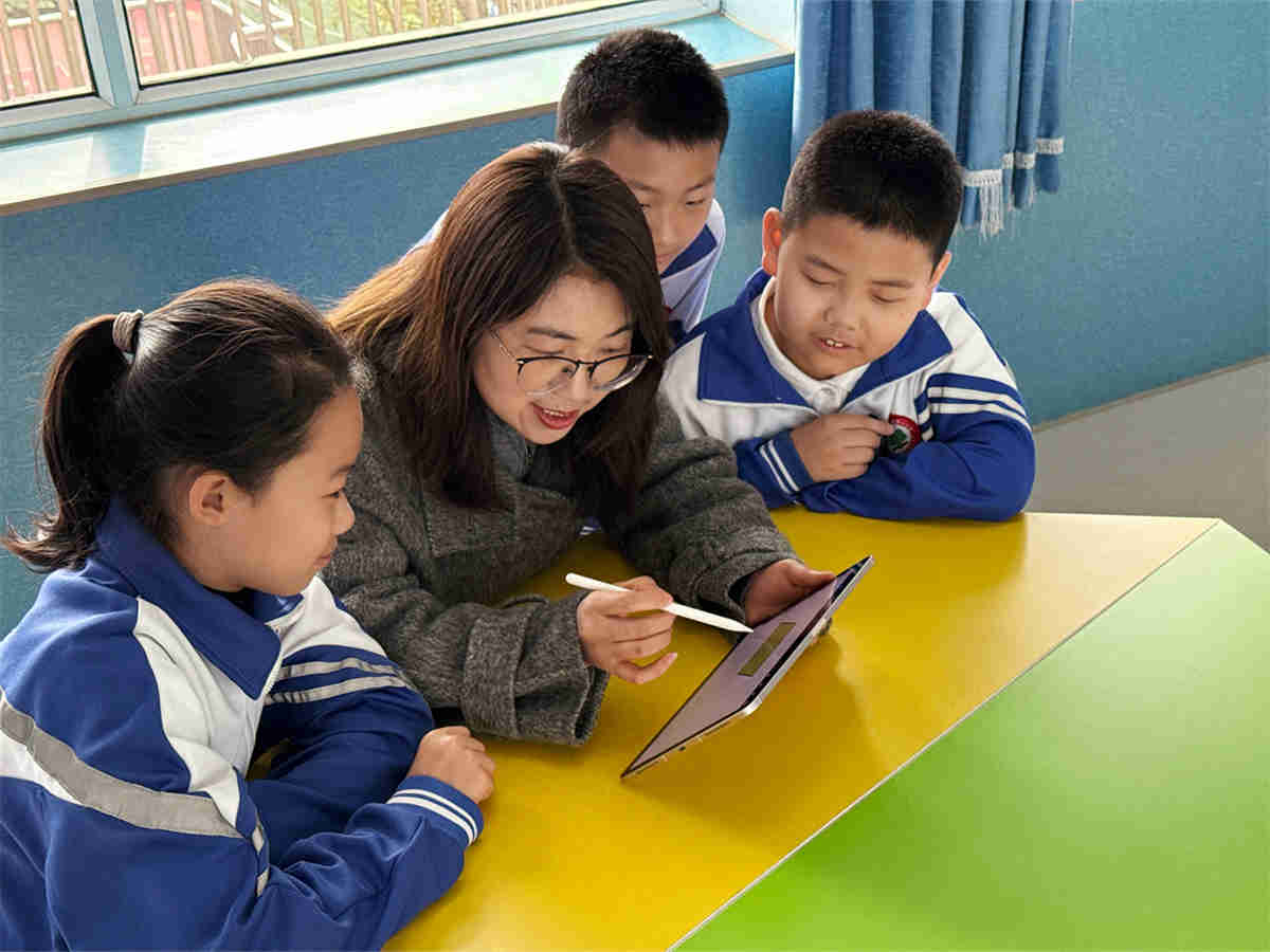 Apple_Liang-Xuehui-a-math-teacher-in-Inner-Mongolia-using-iPad-to-teach-her-students-geometry_inline.jpg.large.jpg